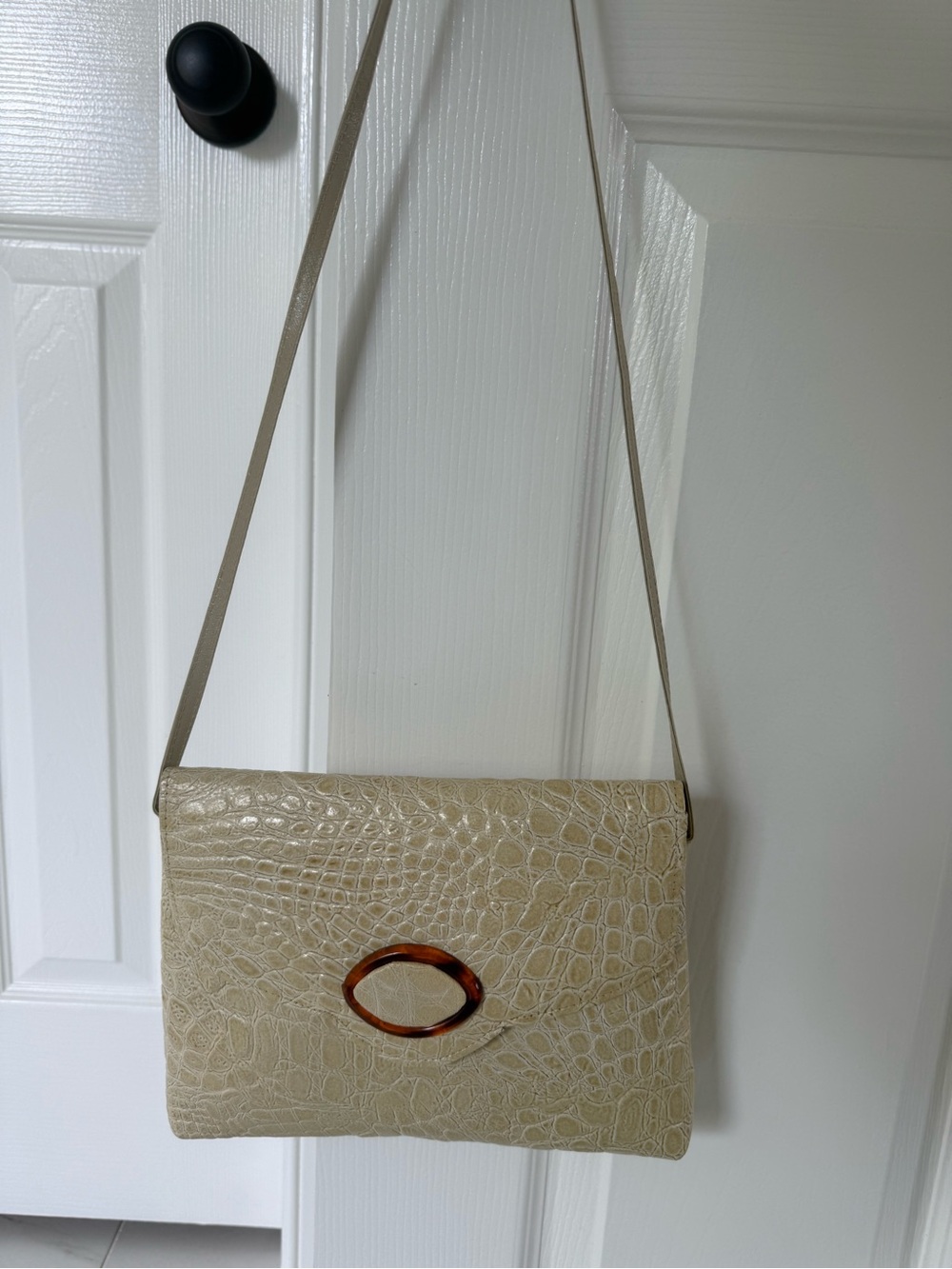 Vintage Beige Croc-Embossed Shoulder Bag with Tortoiseshell Accent